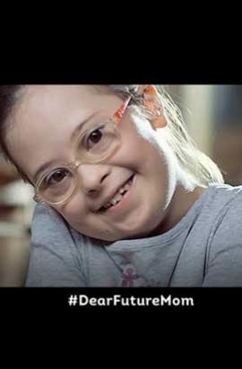 fotogramma del video dear future mom con bambina con sindrome di down