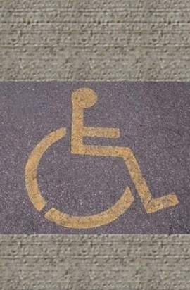 logo di persona in carrozzina su cemento per parcheggiare