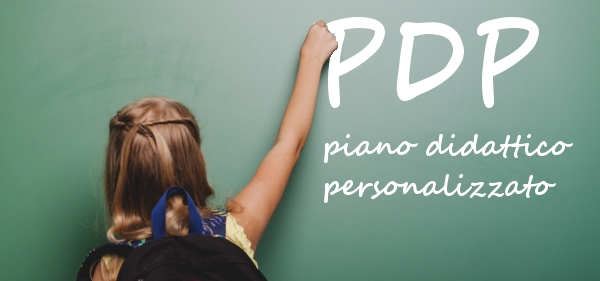 bambina vista di schiena scrive alla lavagna: "PDP piano didattico personalizzato"