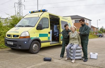 due operatori di ambulanza soccorrono dìsignora usando il sollevatore ad aria