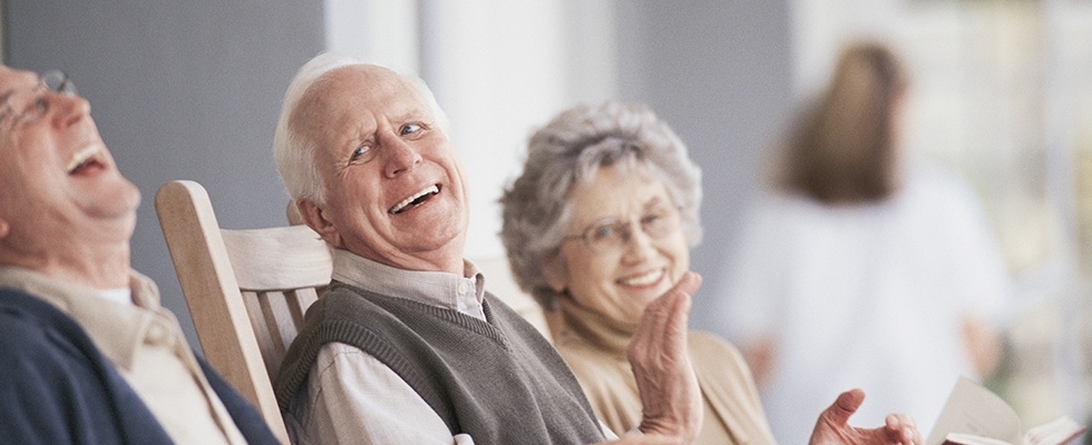 anziani sorridenti battono le mani