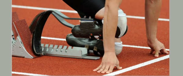 dettaglio della protesi di uno sprinter su pista di atletica