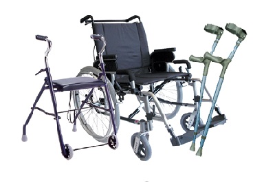 una carrozzina, deambulatore e stampelle per disabili