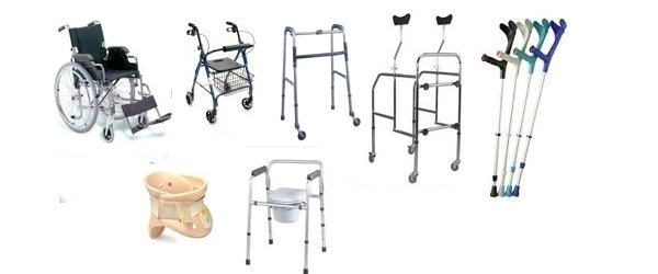 alcuni ausili per disabili, ovvero una carrozzina, un deambulatore, una sedia comoda, stampelle, un busto