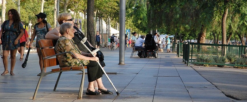 persone anziane su una panchina in estate