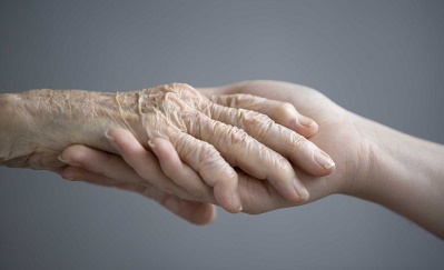 mano giovane che sostiene mano anziana