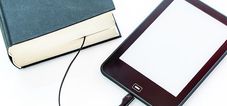 e-reader collegato idealmente ad un libro tramite un cavo
