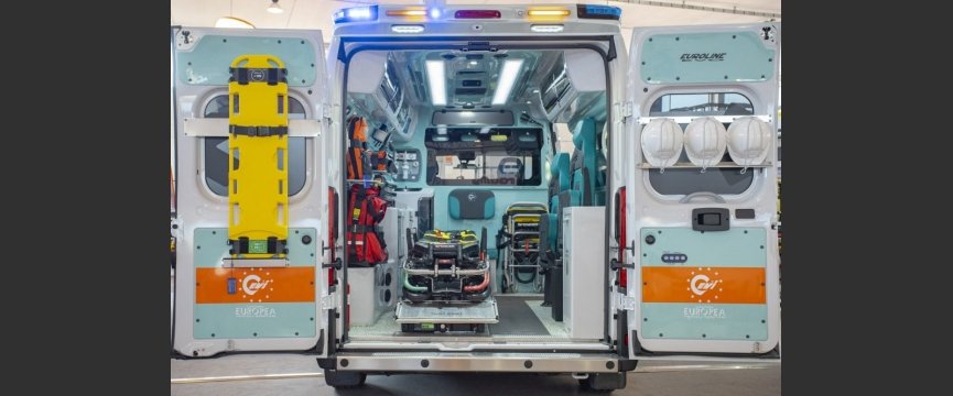 visuale frontale dell'interno di una ambulanza 
