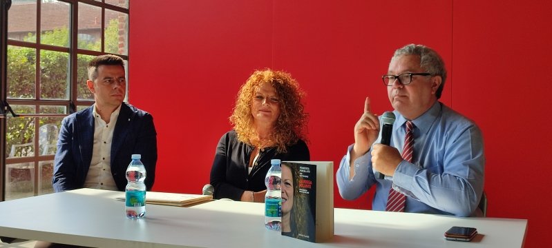 francesca porcellato seduta tra i giornalisti Bursi e Arrigoni alla presentazione del suo nuovo libro