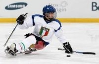 Atleta paralimpico di hockey su slittino