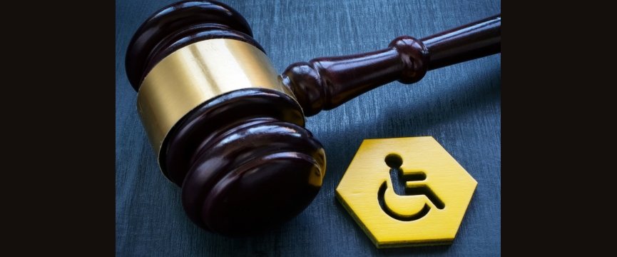 martelletto di giudice vicino ad un simbolo di disabilità