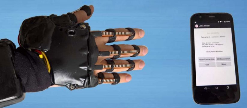 mano bionica vicino ad uno smartphone