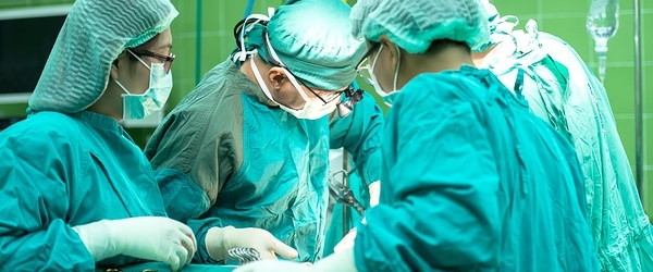 medici eseguono operazione chirurgica