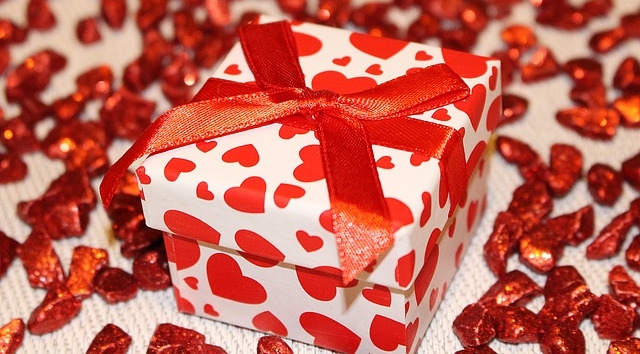 pacchetto di Natale con carta a cuoricini rossi