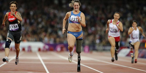 atlete paralimpiche di diverse nazionalità con protesi alle gambe che corrono in corsie
