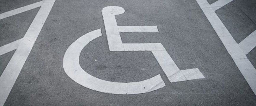 strisce di un posto auto riservato a disabili 