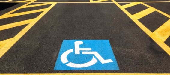 strisce di un posto auto riservato a disabili