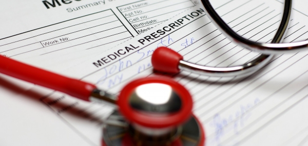 certificato medico e stetoscopio rosso