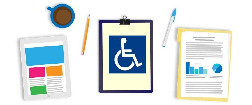 scrivania con documenti e cartella con simbolo di disabilità