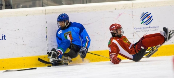 giocatori di ice sledge hockey
