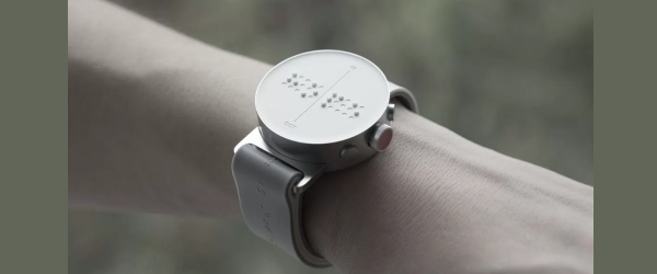 smartwatch con tecnologia braille indossato 