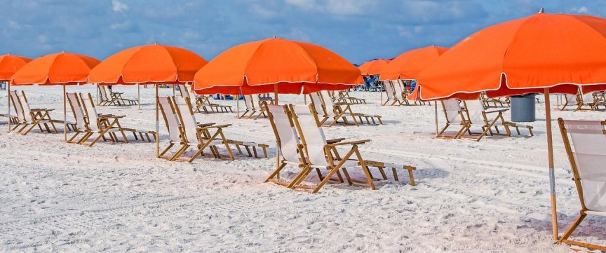 spiaggia con alcuni ombrelloni e sedie sdraio