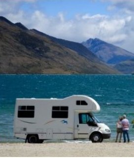 camper vacanze: camper vicino un lago