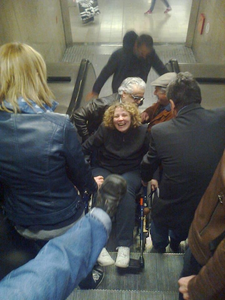 Lila mentre viene portata su in carrozzina nella metro