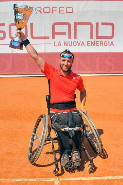 Luca Paiardi che solleva un trofeo per la vittoria di un torneo di tennis