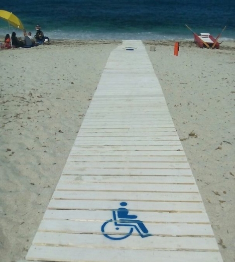 passerella per disabili in carrozzina in spiaggia 