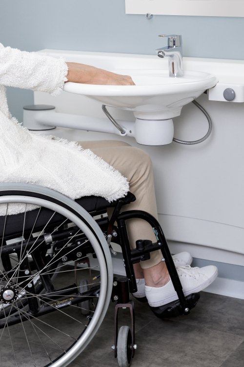 lavabo regolabile vicinop a utente in sedia a rotelle