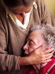 infermiera abbraccia donna anziana