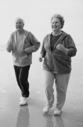 anziani sportivi che camminano in riva al mare