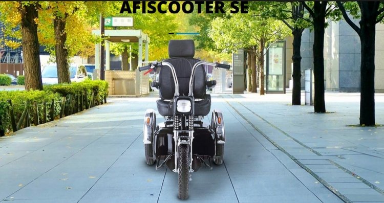 scooter vintage visto frontalmente in un esterno città