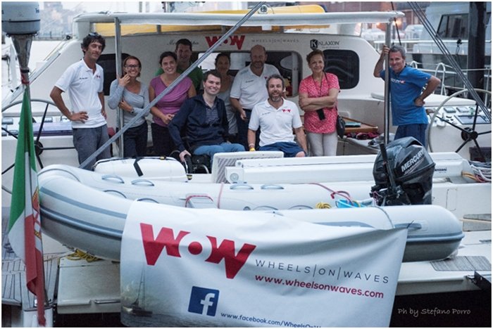 gruppo di partecipanti all'iniziativa wow a bordo del catamarano