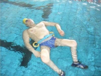 disabile che usufruisce della cinta galleggiante in piscina
