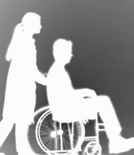 disabili: la sagoma di una persona spinge un uomo seduto su una carrozzina