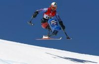 atleta salta col monosci sulla neve