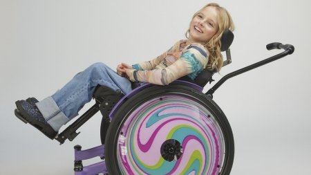 bambina su una sedia a rotelle in basculamento