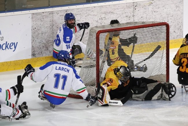 azione di una partita di para ice hockey. foto di Joachim Sielski/DBS