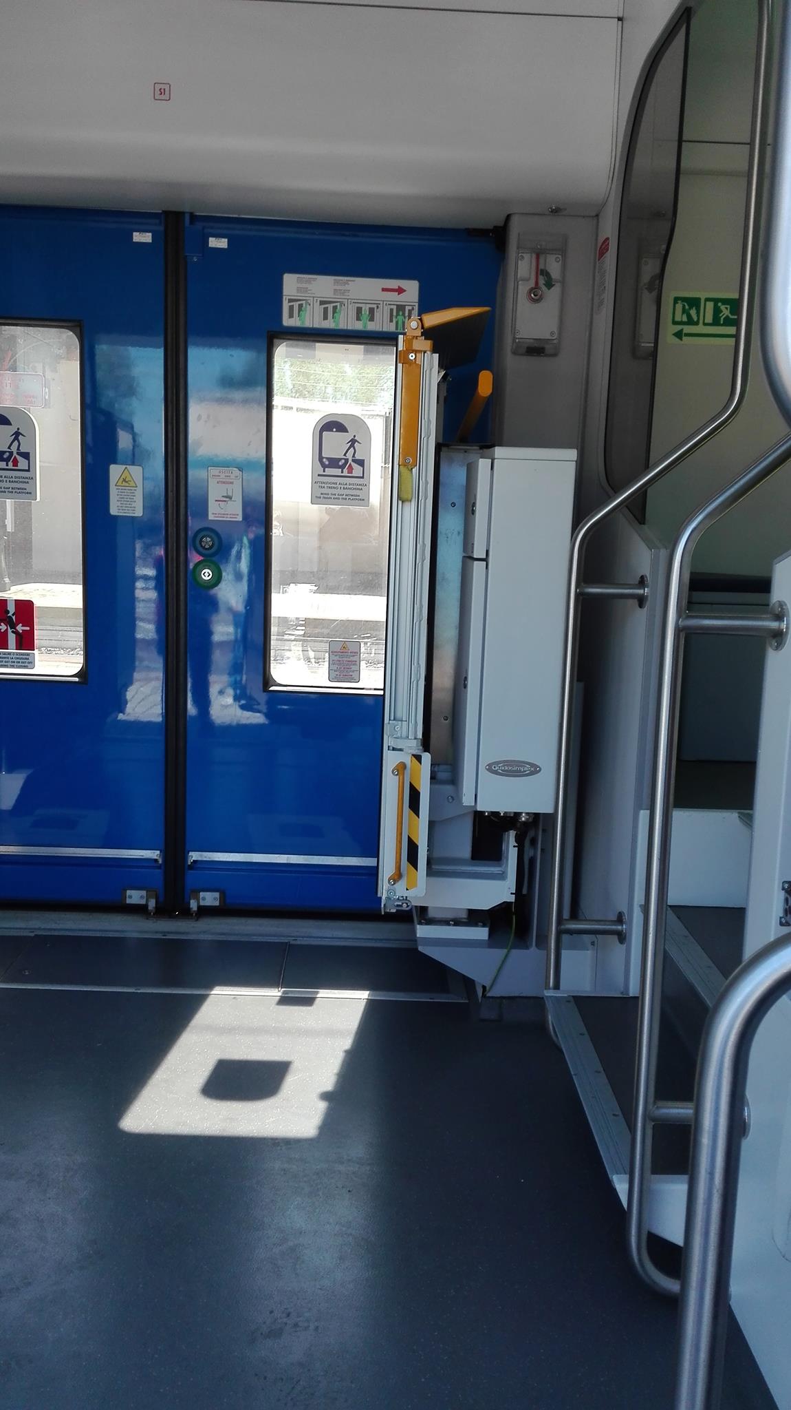 pedana per disabili installata su un treno ma chiusa