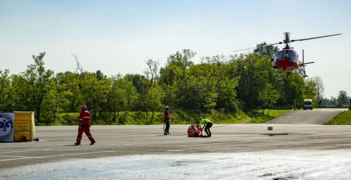 pompieri durante una simulazione con elicottero