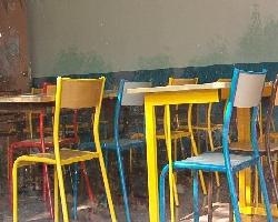 aula scuola con sedie colorate