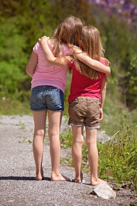 sorelle: due bambine di spalle