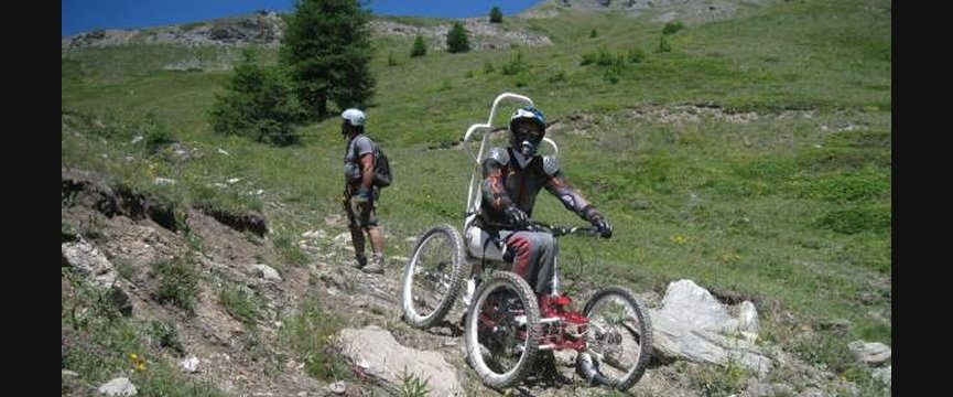 persona disabile in bicicletta in montagna