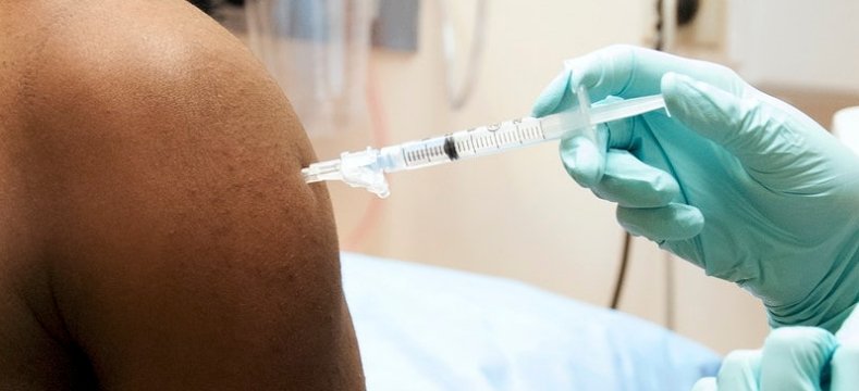 mano con una siringa per vaccino