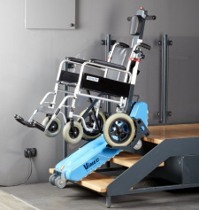 Roby T09, il montascale mobile a cingoli di Vimec per salire le scale con la sedia a rotelle