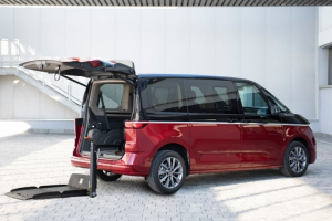 Trasporto persone con disabilità su Volkswagen Multivan allestito con Sollevatore Fiorella