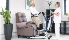 Verticalizzatori di gamma economica per portare da posizione seduta a in piedi utenti anziani o disabili