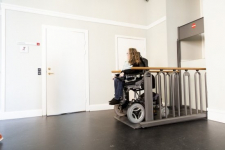 Stannah Surface: la scala che si trasforma in piattaforma elevatrice per carrozzine disabili
